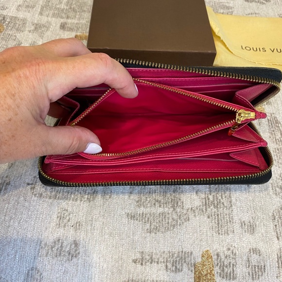 Limited Edition Louis Vuitton Multi Colour Zippy Wallet in black - Picture 8 of 8